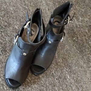 NWOT Guess ankle shoes